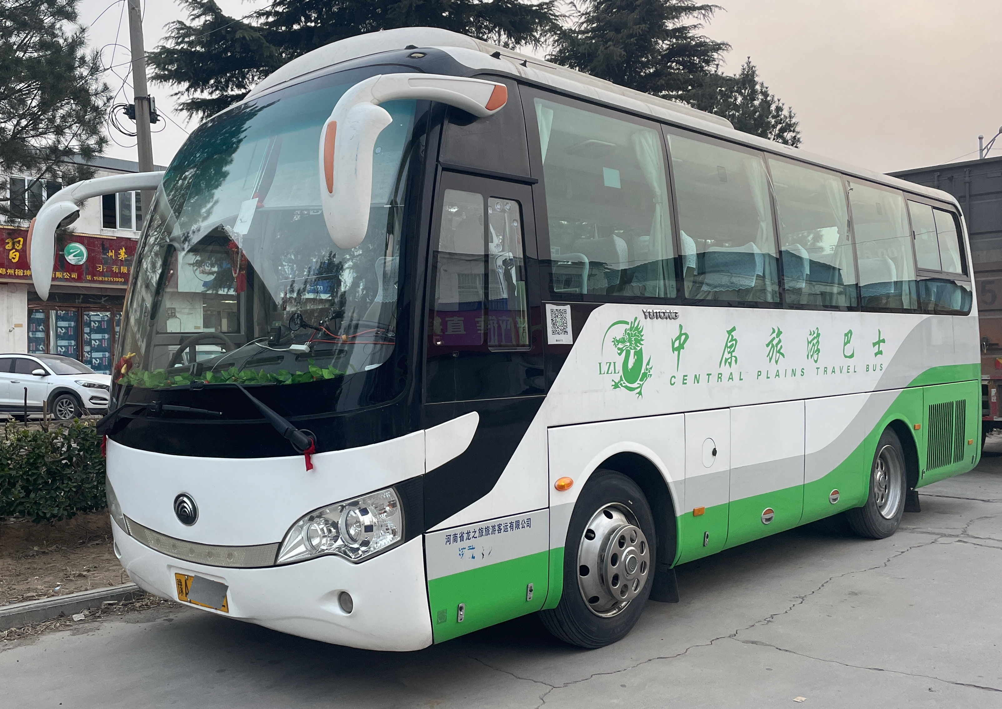 适合长途:相比中小型车辆,大巴更适合长途出行,乘坐空间更大,舒适性