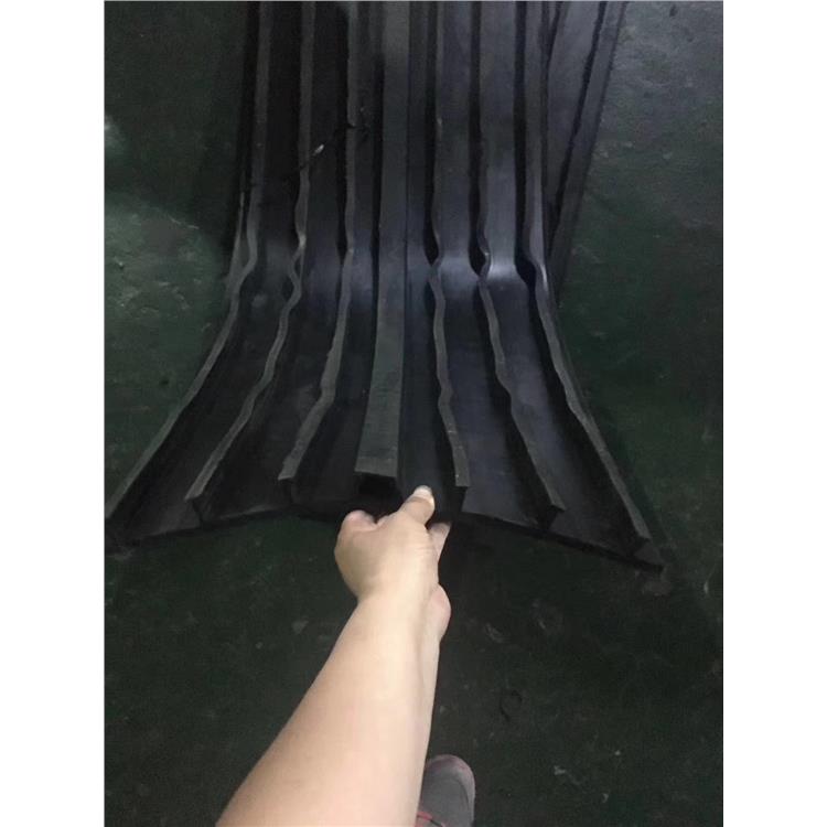 贵阳外贴式建筑用止水条 外贴钢边式橡胶止水带 支持异型定制